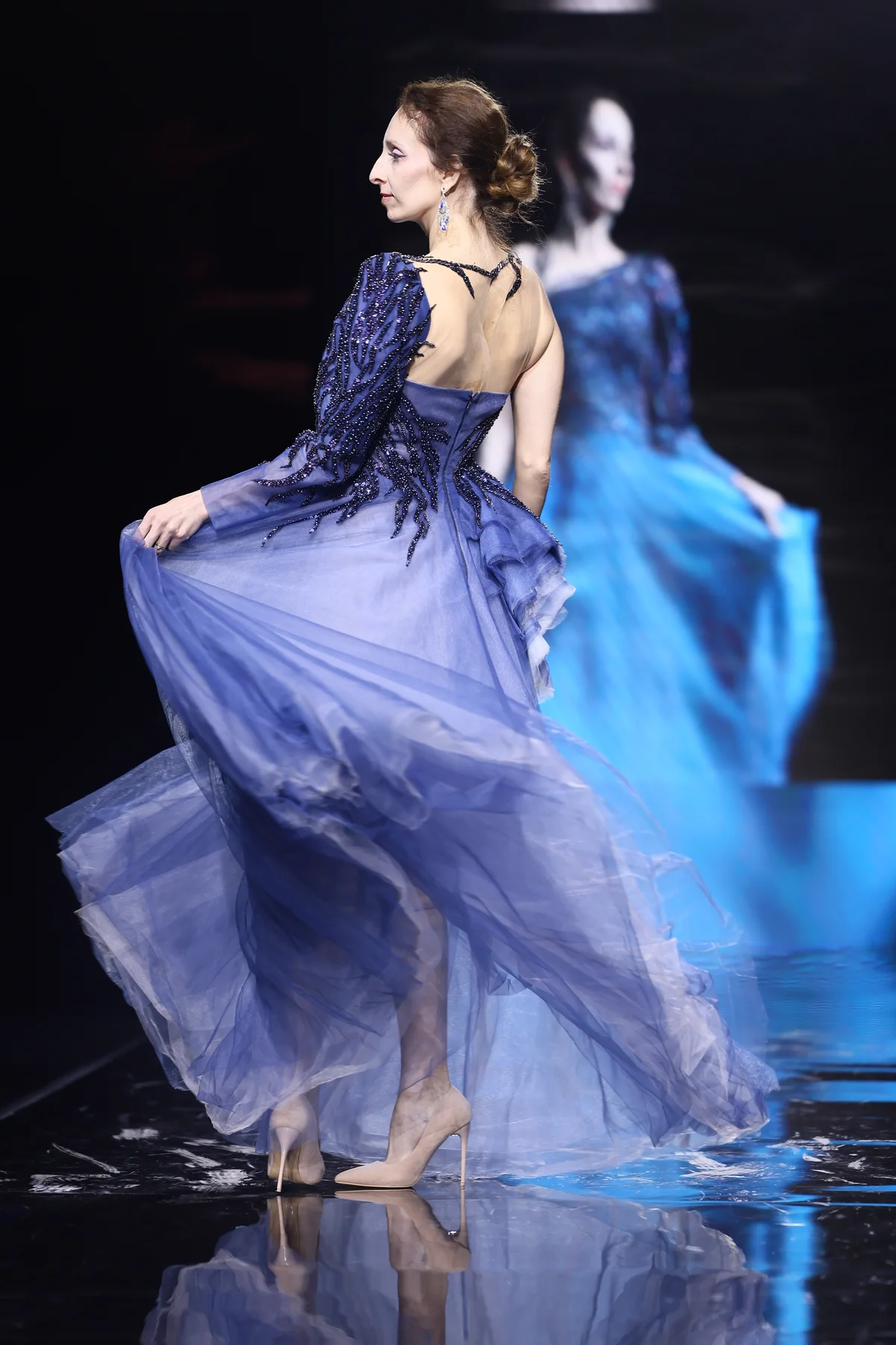 Модель в синем платье на подиуме / Model in a blue gown on the runway